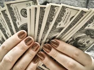 هذا الاختلال في التوازن يتضخم أكثر بسبب "فجوة المعاشات التقاعدية بين الجنسين"، التي لن تستفيق عليها كثير من النساء بالكامل طوال عقود مقبلة.