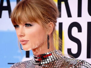 Swift won AMA awards for tour of the year  (Source: taylorswift / Instagram ) 