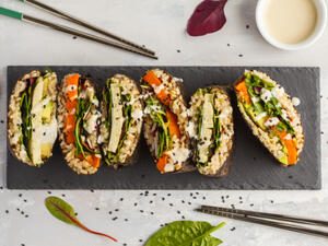 تجنُّب استخدام الأعواد لتحريك أطباق الطعام