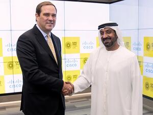 الشيخ أحمد بن سعيد آل مكتوم ، رئيس لجنة إكسبو 2020 دبي العليا وتشاك روبنز ، الرئيس التنفيذي ورئيس مجلس إدارة شركة سيسكو.