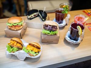 تعتبر إندورز وجهة ترفيهية داخلية بامتياز لما تضمه من خيارات متنوعة من مفاهيم مأكولات الشارع،  والعلامات التجارية المحلية الناشئة بما يتيح لأفراد الأسرة والأصدقاء قضاء أوقات ممتعة لا تُنسى.