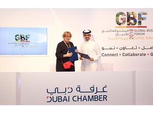 قع الاتفاقية حمد بوعميم، مدير عام غرفة تجارة وصناعة دبي و مونيكا دي غريف رئيس غرفة تجارة بوغوتا.