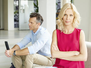 بعض الرجال يعانون من ضعف في الشخصيَّة، لكنَّهم لا يعلمون بذلك.