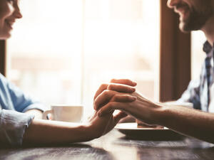 طريقة تشبث يد كل منكما بالآخر تكشف الكثير عن علاقتكما
