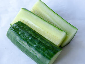 من فوائد الخيار للبشرة الدّهنية أنه يُطهر البشرة ويحميها من الميكروبات

