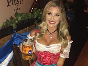Oktoberfest girl (Twitter)