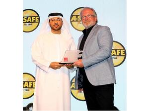 عبد الله بن دميثان يتسلم جائزة مركز سلسلة التوريد.