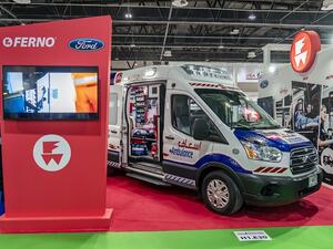 خضعت سيارة إسعاف فورد ترانزيت -- التي طورتها مؤسسة دبي لخدمات الإسعاف كأحد مشاريع مبادرة دبي 10X -- للتعديل على يد شركة مركبات الطوارئ الأميركية (American Emergency Vehicles).