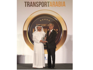 عبد الله بن دميثان يتسلم جائزة مشغل الموانئ والمحطات للعام 2017