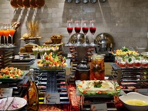 مطعم ذا تيراس على الكورنيش سيأخذك في رحلة ذوقية فريدة من نوعها في كافة أنحاء المنطقة.