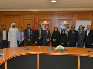 إيمان بدر السويدي و دانيال ايفانز خلال توقيع مذكرة التفاهم 