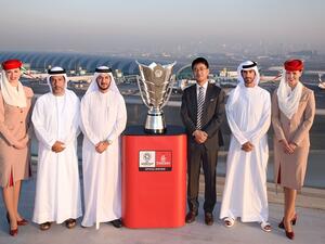 كأس بطولة آسيا في المقر الرئيس لطيران الإمارات. وفي الصورة (من اليسار إلى اليمين): حمد بن ديلان مدير مجموعة دبي، عادل الرضا، شين مان غيل مدير إدارة المسابقات في الاتحاد الآسيوي لكرة القدم، وسعيد خليفة المهيري.
