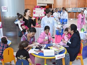 تضمنت الفعاليات عرضاً للألعاب المستخدمة بالمستشفى وكيفية التعامل مع الأطفال، بالإضافة إلى فعاليات ترفيهية مثل التلوين والرسم على الوجوه ومسابقات لإدخال البهجة على نفوس الأطفال.