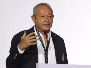 Sawiris had a little fun on Twitter and offered to do Shah Rukh Khan's job for half the price while transporting himself and he’ll even crash at his friends’ place. (Source: Naguib Sawiris - Twitter)