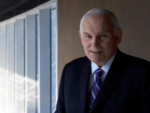 الدكتور إيفيرت دينيس