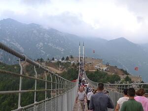 350-meter-long suspension footbridge over valley in Turkey’s southern Kahramanmaraş province draws visitors and selfie-takers (Twitter)
