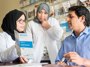 : يقدم برنامج التثقيف الصحي لمرضى السكري بمؤسسة حمد الطبية إرشادات حول الرعاية اليومية لمريض السكري وكيفية التعامل مع الحالات الطارئة