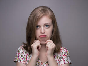 اللتفاف يمينا وشمالا بلطف عدة مرات يمكن أن تساعد على شد جلد الرقبة 