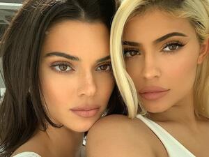 Kendall Jenner with her sister Kylie Jenner (Twitter)