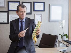 سيزور الدكتور ألباسلان سينكويلو، وهو جرّاح متخصص في جراحات العمود الفقري وإصلاح تشوهات العمود الفقري من تركيا، مركز العظام والمفاصل خلال الفترة من 24 إلى 26 إبريل