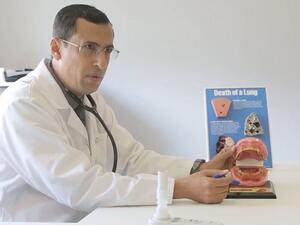 د. جمال عبدالله، اختصاصي الإقلاع عن التدخين بمركز مكافحة التدخين التابع لمؤسسة حمد الطبية