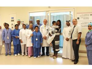 خالد الجلهم، مدير مركز الرعاية الطبية اليومية، مع الطفل إيمانويل إينديل البالغ من العمر سنتين وفريق التخدير والأنف والأذن والحنجرة.