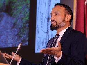 الدكتور عمر مندوزا محمود، أستاذ علم النفس المساعد في الطب النفسي الإكلينيكي في وايل كورنيل للطب