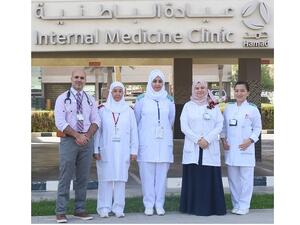 نصير مسعودي، قائد الفريق الطبي المشرف على البرنامج واستشاري أول الطب الباطني بمؤسسة حمد الطبية، رفقة أعضاء فريق مبادرة المواعيد الطبية المشتركة.  