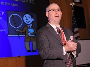  الدكتور تود سايمون المسؤول المؤسسي المعيّن في مستشفى نيويورك