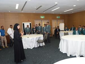 الدكتورة وفاء اليزيدي، رئيس مركز قطر لإعادة التأهيل في مؤسسة حمد الطبية، أثناء عرض تقديدمي خلال الدورة التدريبية  التي عقدت لموظفين بمطار حمد الدولي.