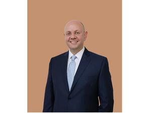 عمّار صفر، استشاري طب العيون وأخصائي جراحة الشبكية والجسم الزجاجي