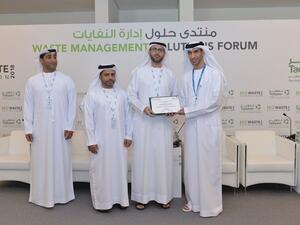 وزير التغير المناخي والبيئة يكرم المتحدثين من داخل وخارج الدولة.