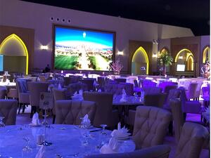 تنتشر في جميع أرجاء الخيمة المقاعد والجلسات المريحة التي تخلق جواً حميمياً رائعاً للاسترخاء والاستمتاع بالوقت مع الأصدقاء والعائلة طوال شهر رمضان الكريم. 