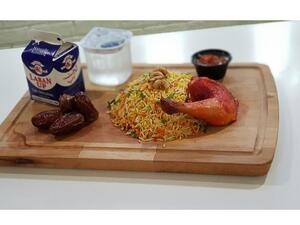 سيقوم فريق عمل مطعم الدار بإعداد وإيصال وتوزيع وجبات الإفطار المجانية. حيث سيتضمن صندوق الإفطار وجبة مكونة من برياني الدجاج أو برياني الخضار، إلى جانب صلصة الشاتني، واللبن والتمر والماء.