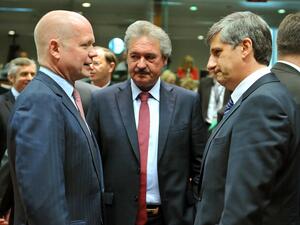 United Kingdom Secretary of State for Foreign and Commonwealth Affairs William Hague speaks with Luxembourg Foreign Affairs minister Jean Asselborn and Austrian Foreign minister Michael Spindelegger prior to a Foreign Affairs Council on May 27 (AFP/ George Gobet)