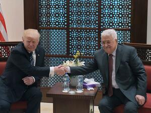 ترامب مصافحا عباس خلال لقائهما في بيت لحم