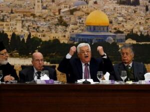 الرئيس الفلسطيني محمود عباس (وسط-يمين) خلال اجتماع المجلس المركزي لمنظمة التحرير في رام الله

