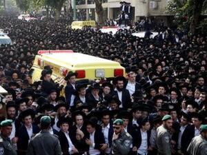 مئات الآلاف في إسرائيل يشيعون حاخاما متشددا توفي عن 104 أعوام