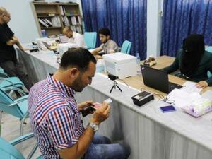 مواطنون سوريون في مركز لإصدار بطاقات هوية جديدة في مدينة الباب في شمال سوريا
