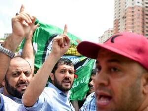 مشيعون يحملون تابوت العالم الفلسطيني فادي البطش في ماليزيا
