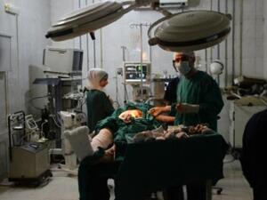 طبيب يجري عملية جراحية في مستشفى الرازي في حلب

