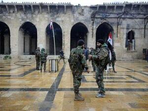 قوات الحكومة السورية داخل مسجد خاضع في منطقة خاضعة لسيطرة الجيش السوري في حلب
