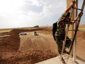 مقاتل من المعارضة السورية يصعد سلما في قرية بريف شمال حلب
