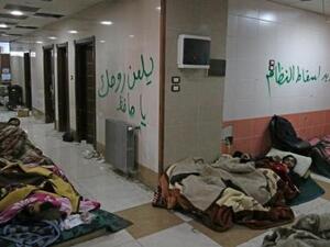 مصابون ومرضى ينتظرون في مستشفى حتى يتم اجلاؤهم من قطاع خاضع لسيطرة المعارضة في حلب

