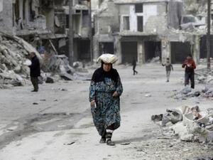 امرأة في احد اسواق حي الشعار في شرق حلب
