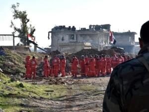 القوات الحكومية وعمال الهلال الاحمر السوري ينتظرون في الراموسة اجلاء المحاصرين من شرق حلب

