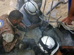 متطوعو الدفاع المدني ينتشلون ضحية من تحت الانقاض في حلب

