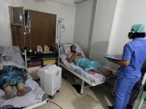 رجل وامرأة يضعان قناعي أكسجين بعد ما وصفه عاملون بمستشفى والدفاع المدني بهجوم بغاز الكلور على منطقة في حلب
