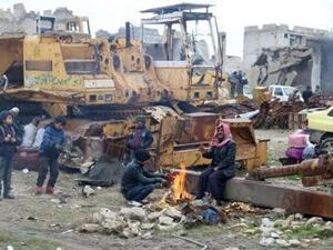 أناس ينتظرون إجلاءهم من القطاع الخاضع لسيطرة مقاتلي المعارضة في شرق مدينة حلب
