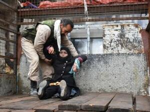 اجلاء جريحة سورية من حي السكري في حلب

